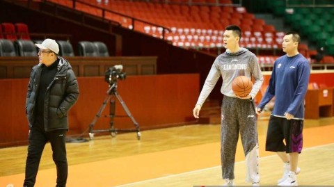 场馆风云与裁判对峙：梳理杨鸣两次赛场外冲突的台前幕后