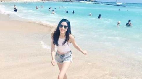 云端天使邂逅蔚蓝：空姐与海边的夏日诗篇