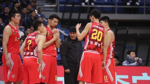 青岛主场二十四分大胜八一 吉布森独砍三十分送对手十四连败