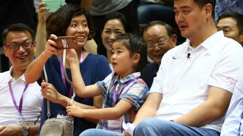 姚基金慈善赛温情一幕：姚明携妻女场边助阵，中国红队胜美国星锐