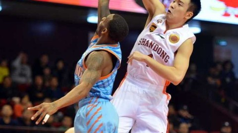 疆鲁大战周琦遮天大帽，丁彦雨航受伤离场仍砍最高分