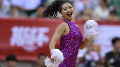 斯坦科维奇杯深圳激战 篮球宝贝热舞助阵点亮赛场