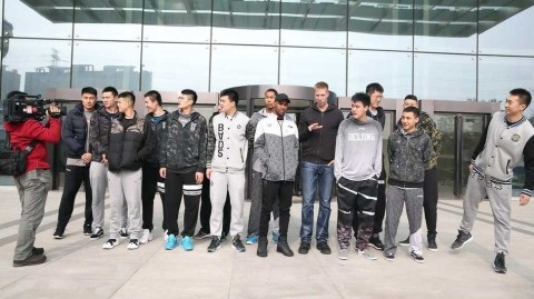 京城篮球寒冬前集结 丁宁送暖阳晓宇坐轮椅不言弃