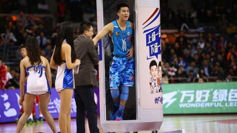 全明星惊现魔术时刻，郭艾伦“钻进”啤酒罐引爆全场