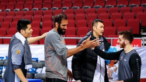 四川男篮备战风云：哈达迪减重冲刺，与阿拉基叙旧共话季后赛