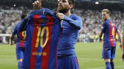 西超杯决赛巴萨3-2皇马，拉菲尼亚双响制胜卫冕夺冠