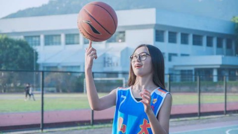 再见少年感：汕大晴子任丹妮的篮球与光影诗