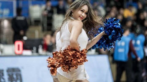 上海男篮啦啦队：赛场上跃动的青春风暴，清纯与妩媚共舞