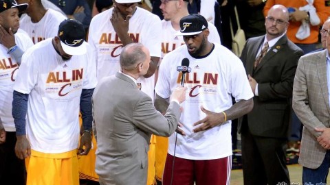 詹皇关键封盖+乐福27+13，骑士4-0横扫老鹰创8连胜神迹