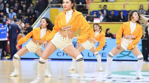 青春热舞点燃CBA赛场 广厦主场啦啦宝贝活力助阵