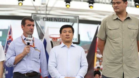 姚明现身成都助阵三人篮球盛宴 寄语未来之星东京奥运再相聚