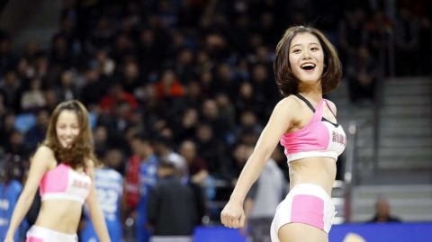 长发飘飘燃动冰城 篮球宝贝倾情热舞为东北虎添翼