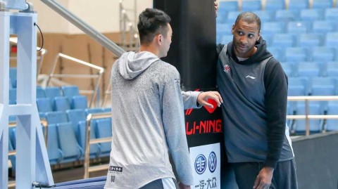 京城篮球新篇章：莫里斯现身与翟晓川的淬炼之路