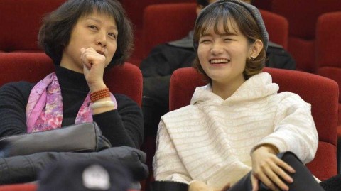 寒冬里的一抹亮色：美女球迷助阵，见证山东高速加时复仇广厦