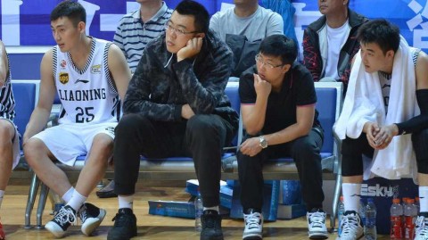 辽篮盛夏的练兵：韩德君便装观战，小将闪耀逼平巴西劲旅