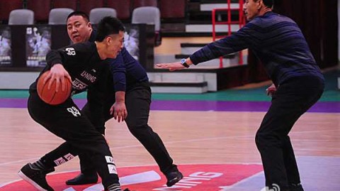 父子兵齐上阵：郭艾伦本溪备战季后赛，老爸客串陪练宝刀不老