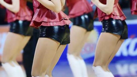 季后赛激战正酣 篮球宝贝热舞点燃全场激情