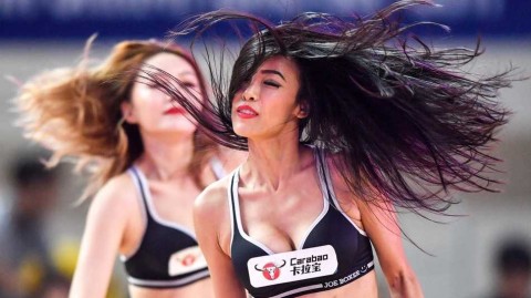 湘中明珠的篮球盛宴：新疆男篮大胜之夜，篮球宝贝热舞点燃郴州赛场