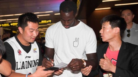 辽篮铁血战将驾到！巴斯深夜空降沈阳，球迷热情接机盼其率队圆梦