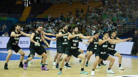 新西兰男篮赛前献艺毛利战舞 中国蓝队主场沉稳破“哈卡”