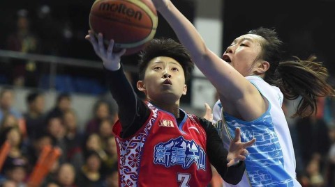 WCBA巅峰对决：京疆女篮激战，彭诗晴穿花蝴蝶，孙晓雨宝刀不老