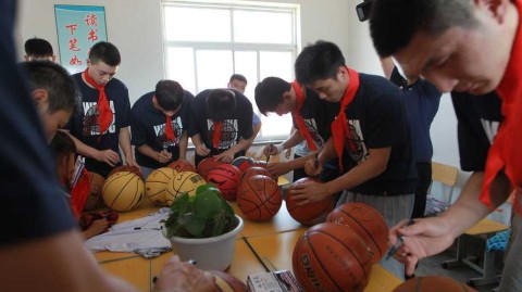 辽篮将士情暖岫岩山村小学 篮球梦想在山沟沟里萌芽