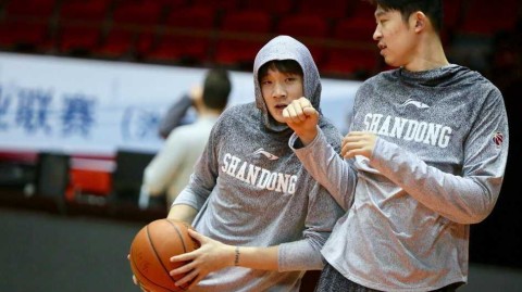 丁彦雨航搞怪投篮抢镜，山东高速赛前备战气氛欢乐