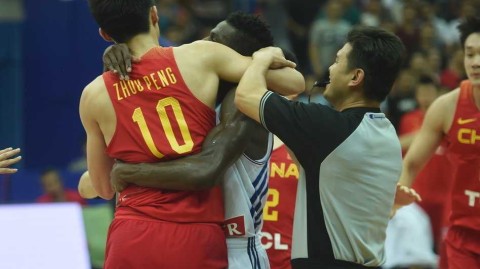 中法男篮热身赛起冲突，队长周鹏不冷静行为遭驱逐