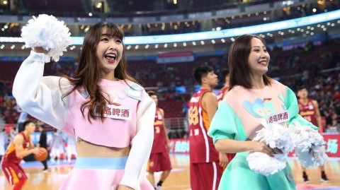 京城篮坛的靓丽风景：首钢主场大胜之夜，篮球宝贝热舞助威