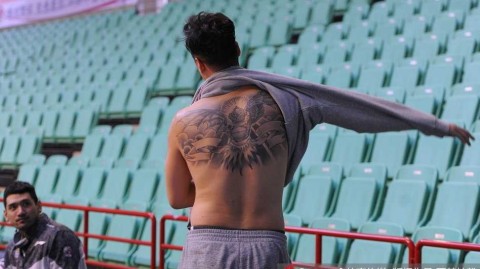 辽篮大将伤愈归队，贺天举脱衣训练展露王者归来的决心