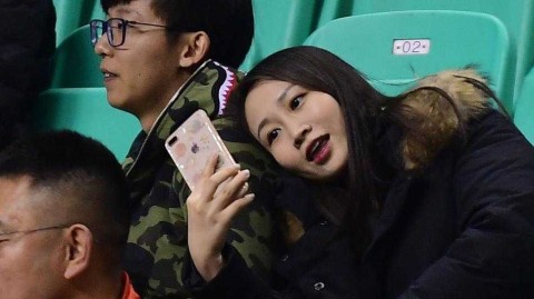 寒冬里的暖流：辽宁男篮主场惊现浪漫求婚，情侣球迷成为赛场主角