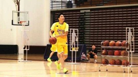 飞人跨界变身神投手 刘翔身披湖人二十四号致敬科比