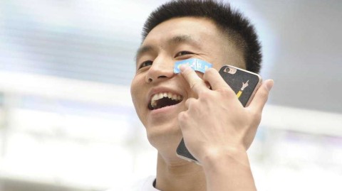 郭艾伦的招牌笑容与暖心瞬间：记录“亚洲第一控卫”的宠粉时刻