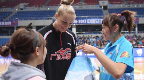 展颜消宿怨，一抱泯恩仇：史秀峰送礼致歉叶莲娜