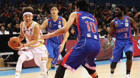 同曦主场末节崩盘饮恨，郭一飞空砍三十七分难救主