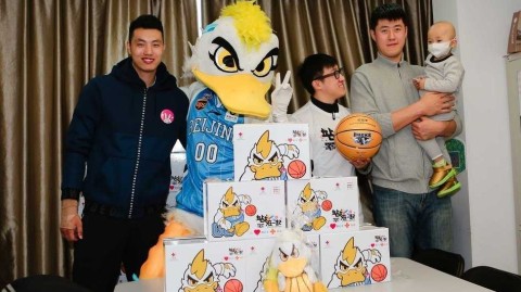 翟晓川张松涛与白血病儿童共绘温暖篮球梦
