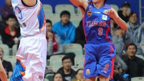 “寂寞大神”领衔双外援风暴，上海大鲨鱼主场狂胜天津金狮