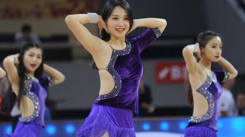 溧阳季前赛烽火起 啦啦宝贝热舞点燃钢铁碰撞