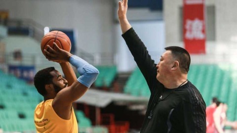 决战前夕静悄悄：四川男篮总决赛前轻松备战，“邓哈哈”组合磨拳擦掌