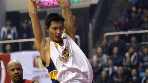 易建联：从青涩少年到中国男篮脊梁的峥嵘岁月