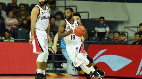 CBA焦点战：亚当斯狂轰51分三双，新疆客场狂扫广州豪取连胜