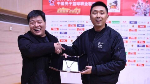 金镶玉寄深情：球迷匠心赠礼致敬胡雪峰传奇生涯