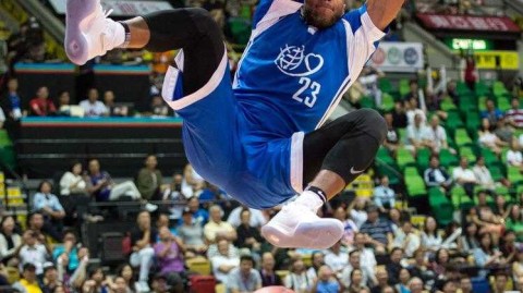 香江爱心耀篮途，中国男篮红队逆转胜美国星锐