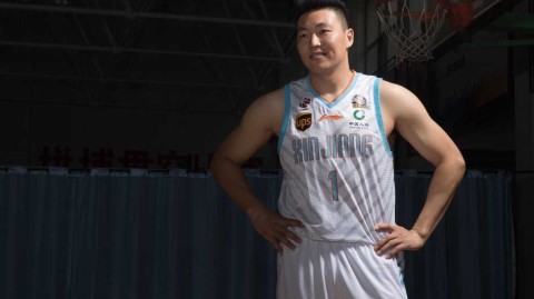 新疆广汇飞虎男篮新赛季写真定格卫冕之路的自信与锋芒