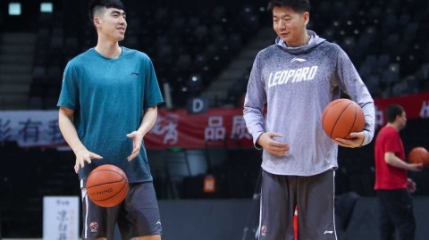 深圳烈豹蓄势待发，孟铎伤愈复训李慕豪上演单手劈扣迎战广厦