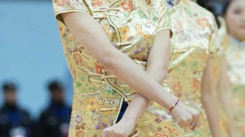 CBA赛场上的靓丽风景线：肯帝亚篮球宝贝热情似火点燃榜首大战