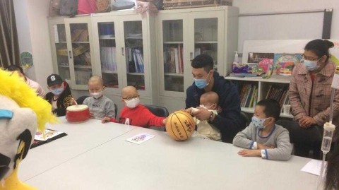 冬日暖流：翟晓川携英雄能量包，为白血病患儿点亮希望之光