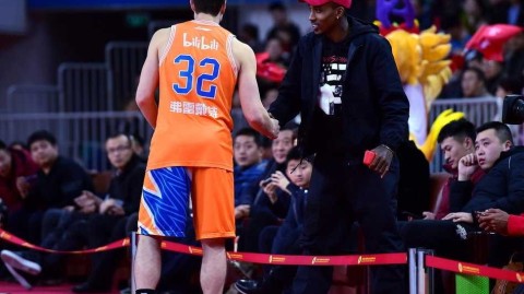 双洋枪狂轰七十八分 上海大鲨鱼客场痛饮汾酒迎开门红