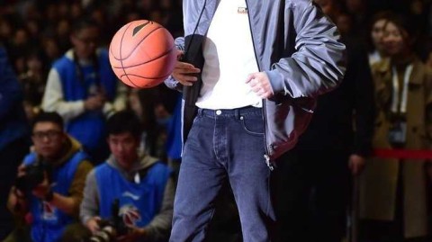 全明星赛篮球少年李易峰深圳献技为丁彦雨航打气