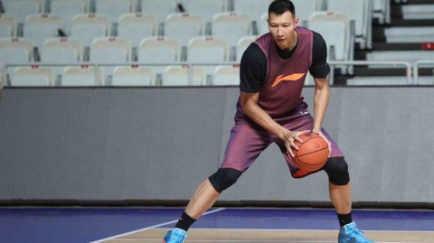 广东男篮公开课：易建联穿定制战靴亮相 阿联试探步神同步布泽尔宝刀未老